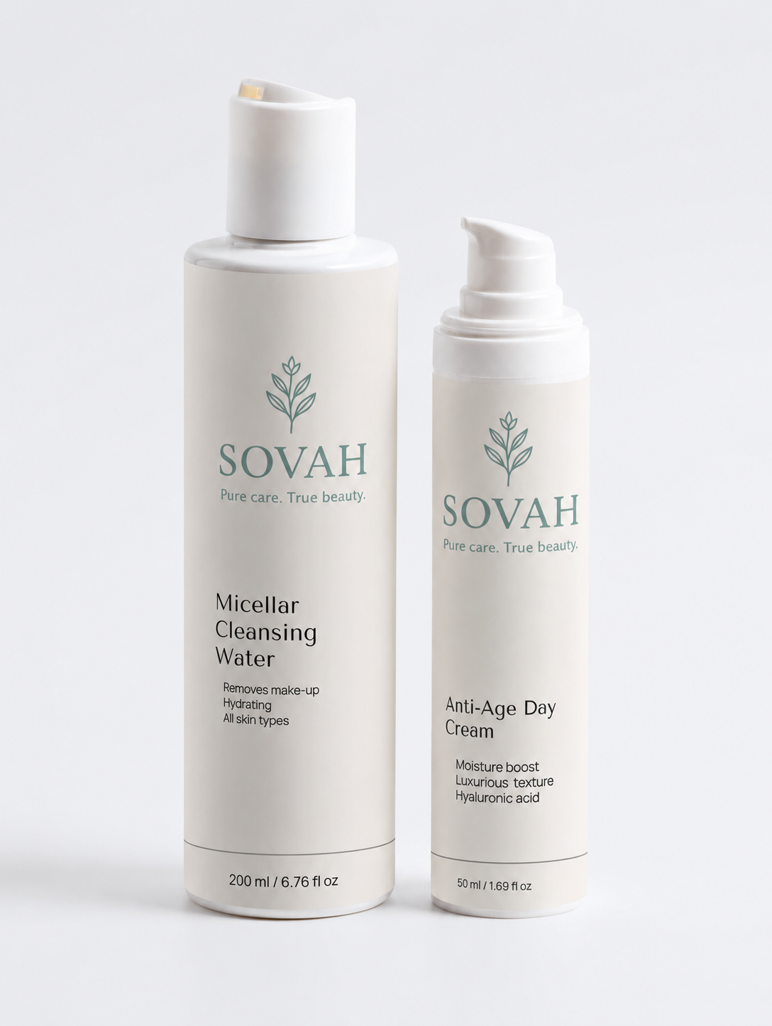 SOVAH Micellar Cleansing Water en Anti-Age Day Cream naast elkaar op een lichte studio achtergrond, een minimalistisch skincare duo voor zachte reiniging, hydratatie en anti-aging verzorging.