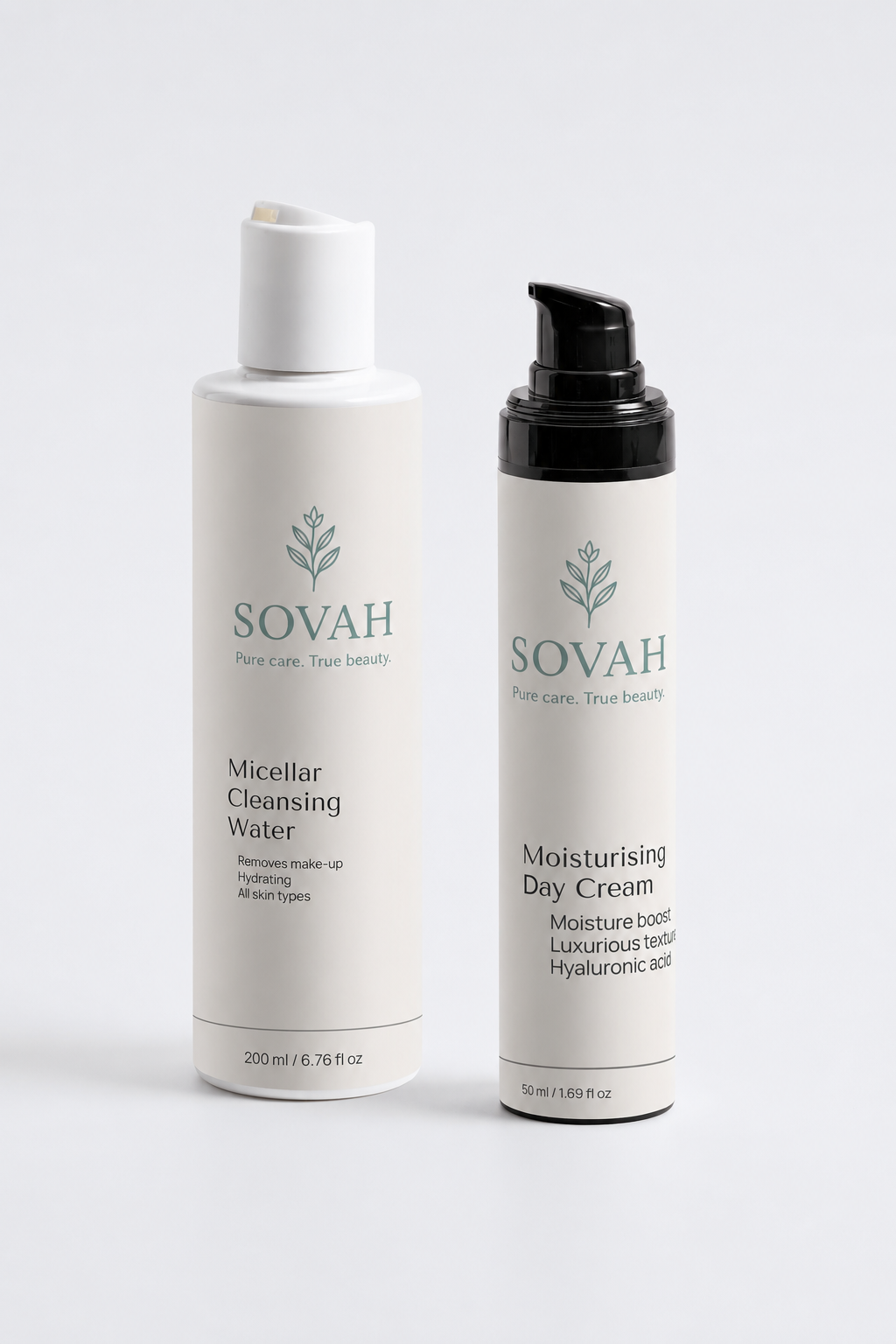 SOVAH Micellar Cleansing Water en Moisturising Day Cream naast elkaar op een lichte studio achtergrond, een minimalistisch skincare duo voor reinigen en hydrateren van de huid.