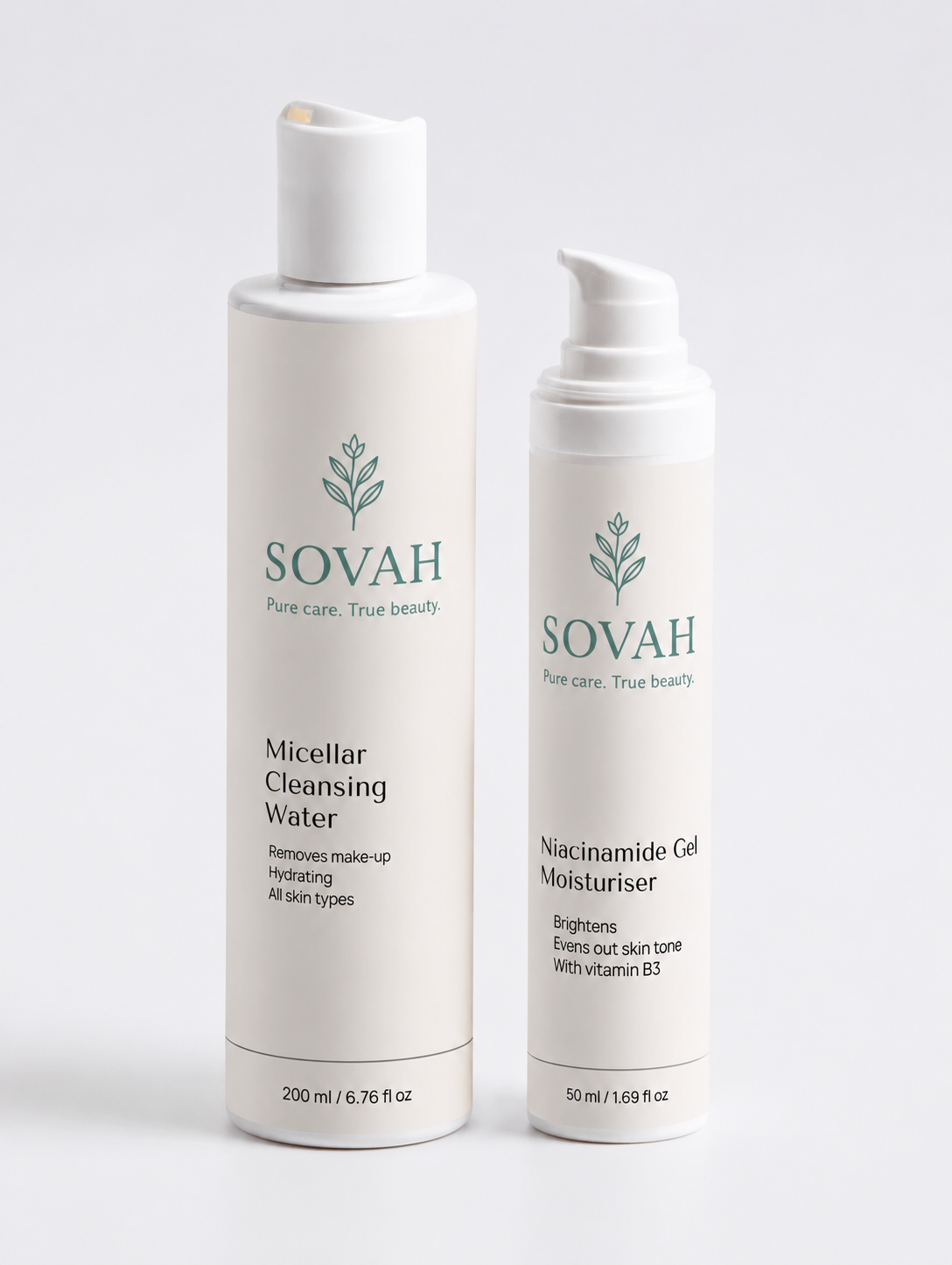 SOVAH Micellar Cleansing Water en Niacinamide Gel Moisturiser naast elkaar op een lichte studio achtergrond, een minimalistisch skincare duo voor reinigen, hydrateren en het egaliseren van de huid.