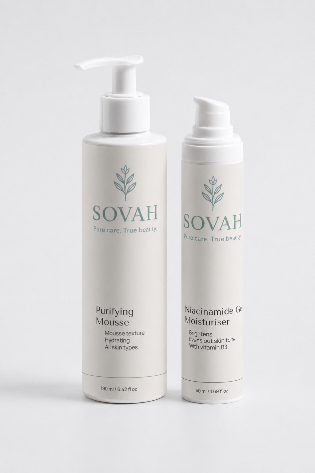 SOVAH Purifying Mousse en Niacinamide Gel Moisturiser naast elkaar op een lichte studio achtergrond, een minimalistisch skincare duo voor reinigen, hydrateren en het egaliseren van de huid.